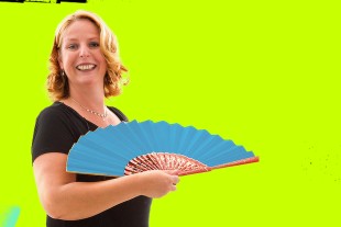 Frau (Claudia Kimich) lächelt in die Kamera